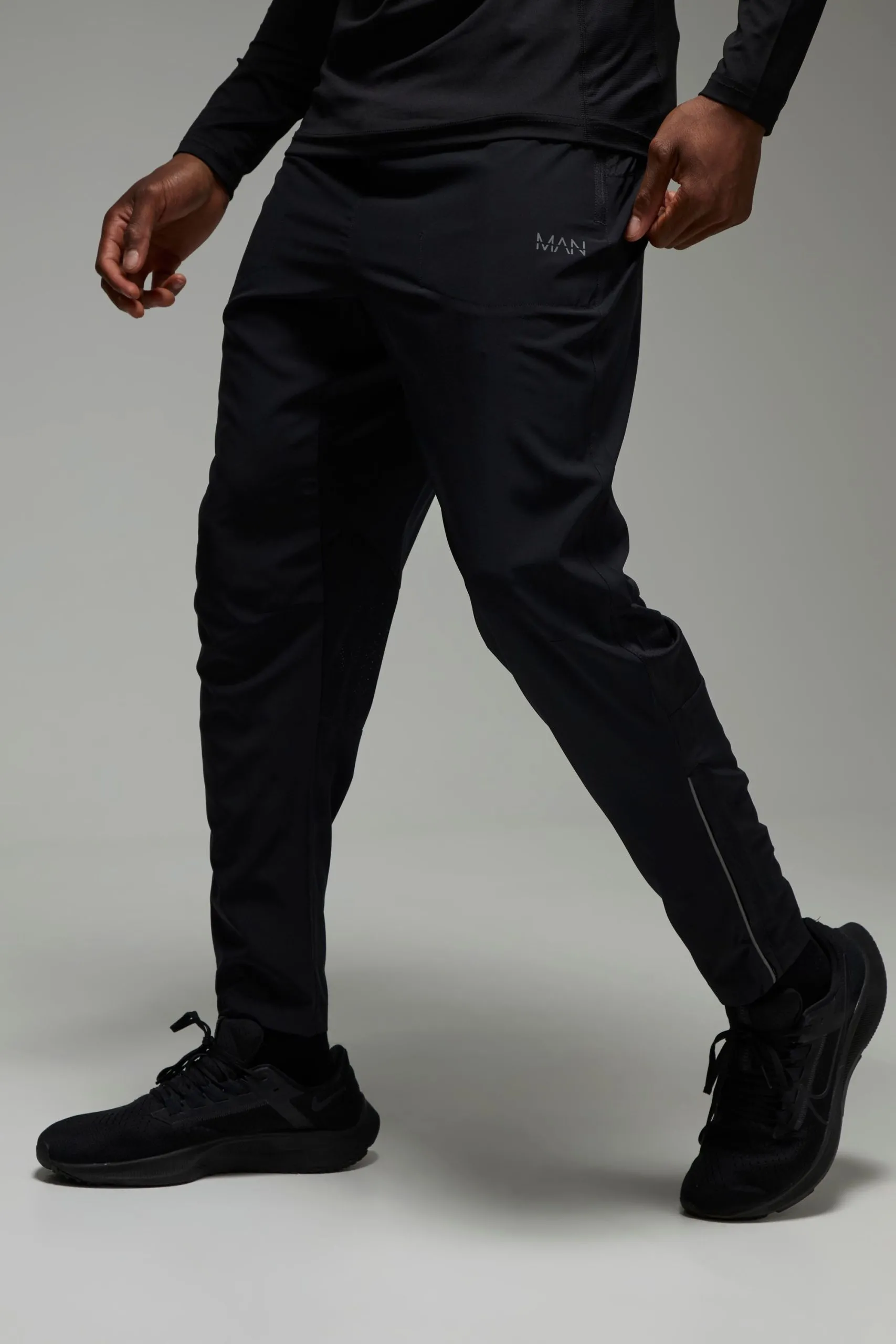 Man Active Lightweight Stretch Woven Zip Hem Slim Fit Jogger