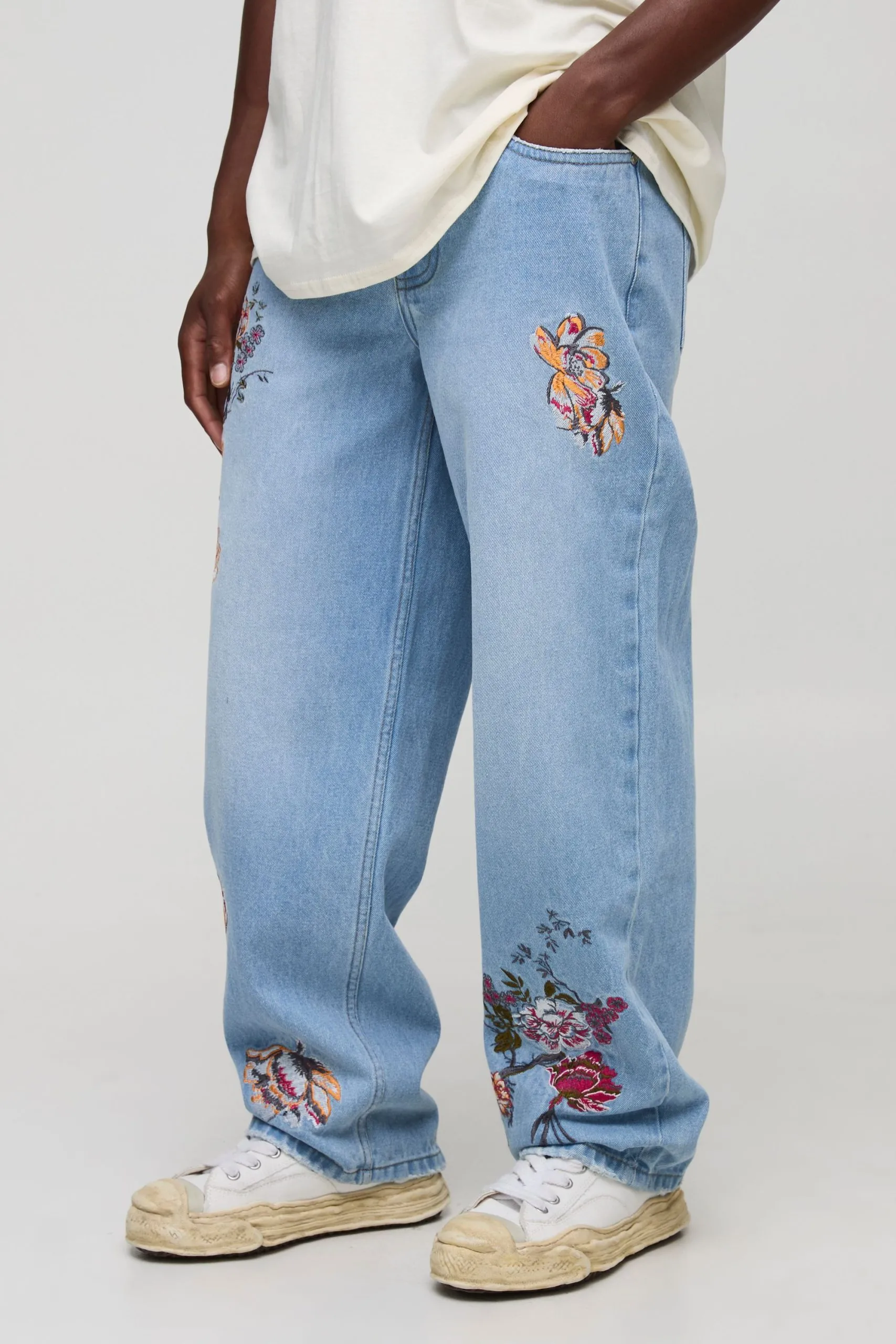 Relaxed Fit Floral Embroidered Washed Jeans