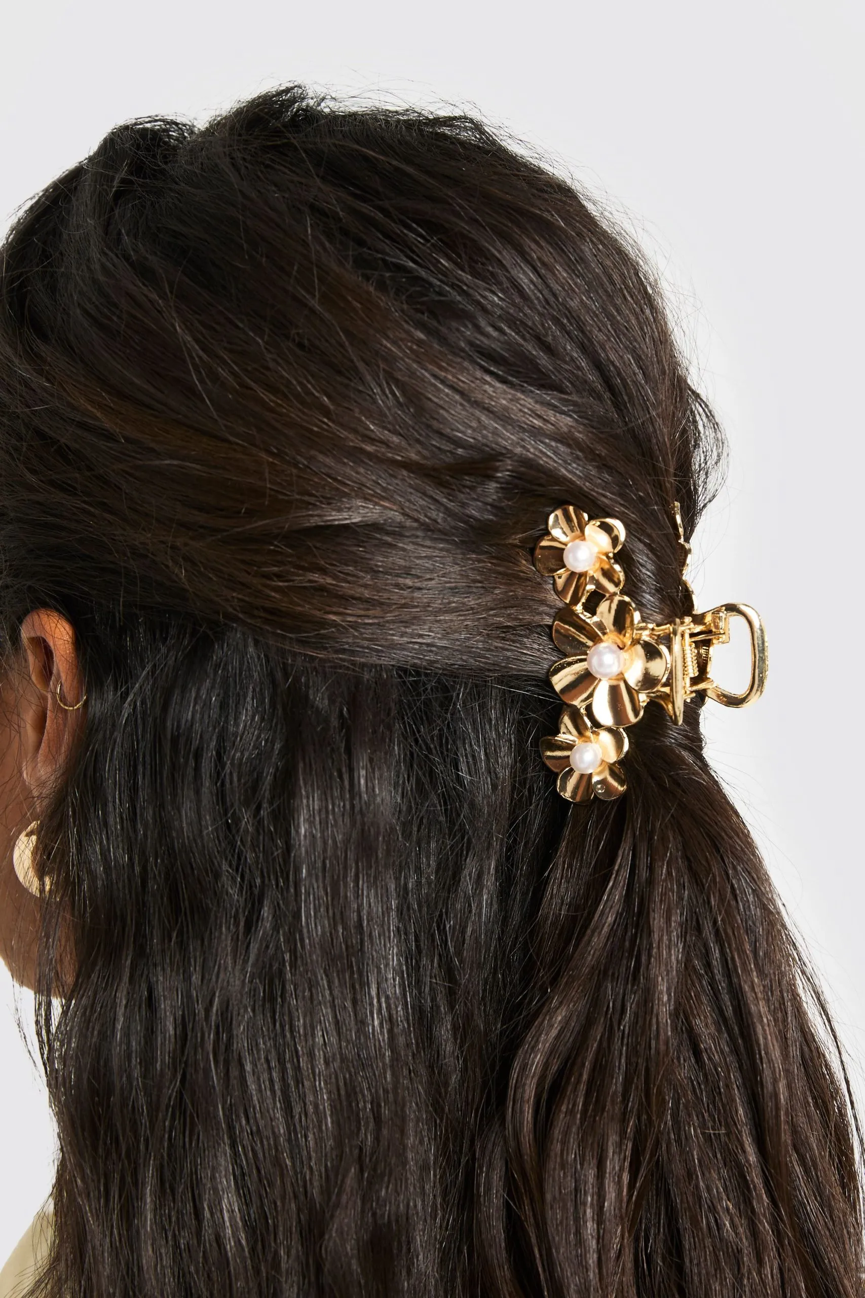 Pearl Detail Triple Flower Claw Clip