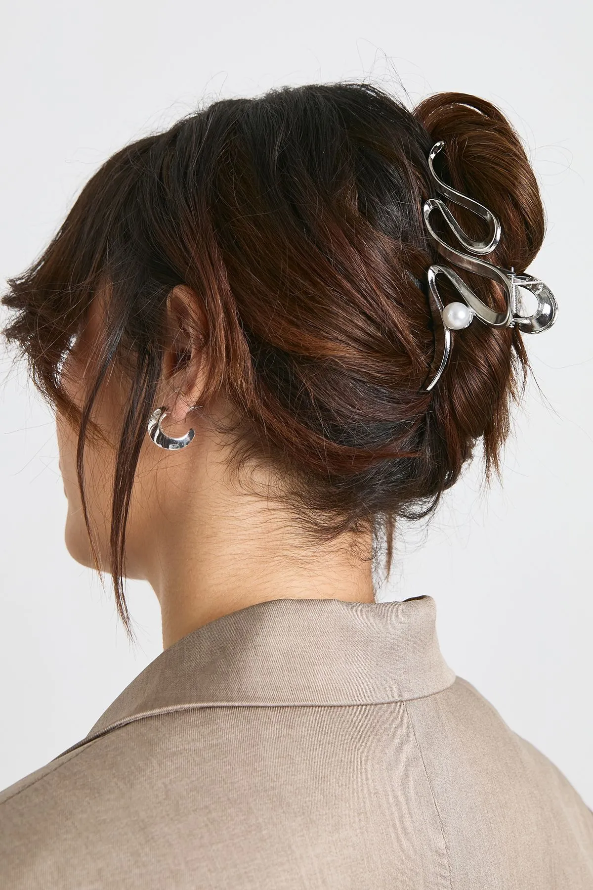 Wavy Pearl Detail Metal Claw Clip