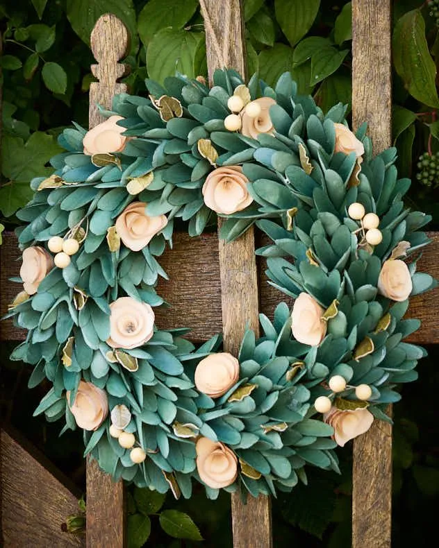 Traditional Crocus and Berry Xmas Door Decoration Winter Wreath Christmas Wreath 35cm