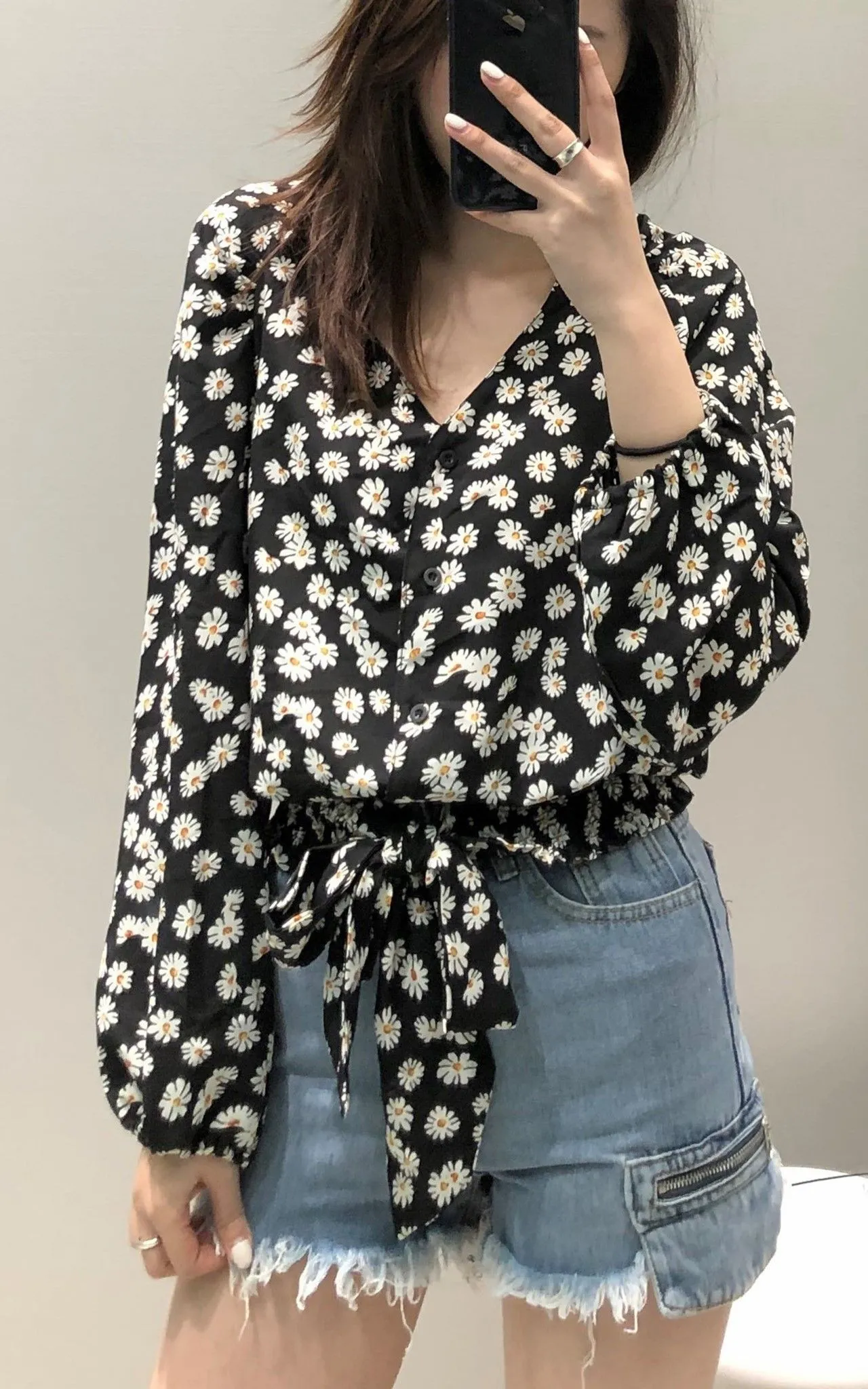 Long Sleeves Cropped Daisy Floral Print Blouse In Black
